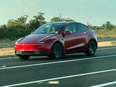 O Tesla Model Y Standard renderizado na cor vermelha (Fonte da imagem: Moose/X)