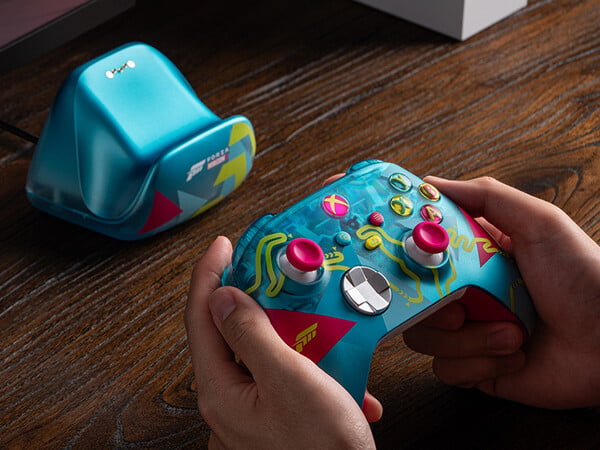 a base de carregamento com a marca Forza da 8BitDo é uma combinação perfeita para o controle sem fio Xbox Forza Horizon 6 Limited Edition.