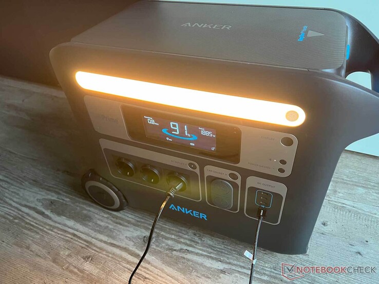 Barra LED integrada do Anker 767 Powerstation