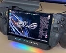 O Asus ROG Ally X20 tem um revestimento translúcido.
