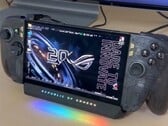 O Asus ROG Ally X20 tem um revestimento translúcido.