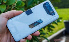 O ROG Phone 7 Ultimate pode ser substituído em breve por um sucessor equipado com o Snapdragon 8 Gen 3. (Fonte da imagem: Notebookcheck)