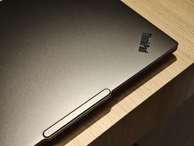 Tampa de alumínio do ThinkPad T16 Gen 5.