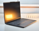 O Lenovo IdeaPad Slim 3 15Q8X10 com o Qualcomm Snapdragon X (fonte da imagem: Benjamin Herzig/Notebookcheck)