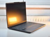 O Lenovo IdeaPad Slim 3 15Q8X10 com o Qualcomm Snapdragon X (fonte da imagem: Benjamin Herzig/Notebookcheck)
