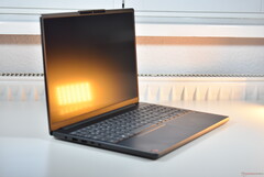 O Lenovo IdeaPad Slim 3 15Q8X10 com o Qualcomm Snapdragon X (fonte da imagem: Benjamin Herzig/Notebookcheck)