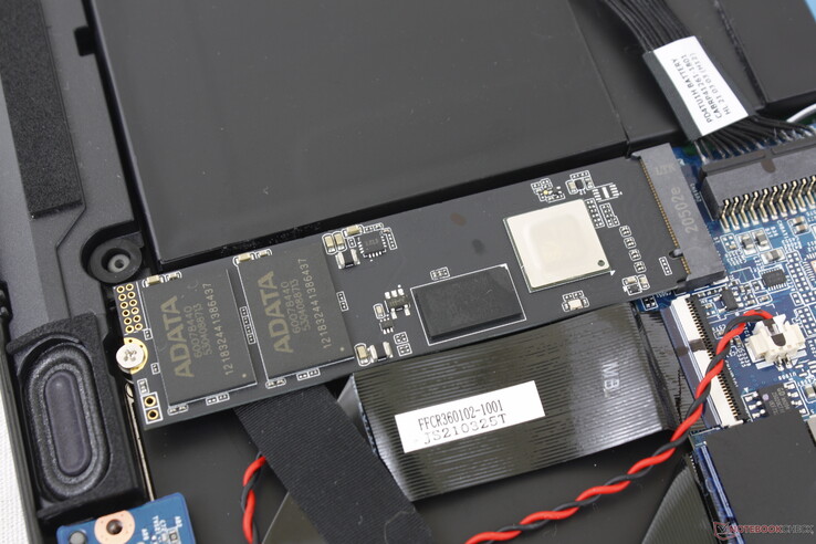 Slot único PCIe 4 x4 2280 NVMe SSD com um slot secundário PCIe 3.0 x2 para expansão