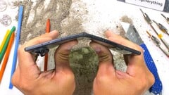 O Samsung Galaxy Z Fold8 apresenta muitas das fraquezas comuns dos aparelhos dobráveis no teste de durabilidade do JerryRigEverything, mas resiste ao teste de flexão.