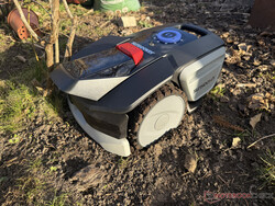 O Sunseeker V1 ficou preso do lado de fora do gramado