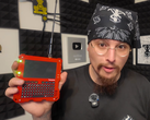 Kal segurando o LoRa Radio Deck.