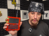 Kal segurando o LoRa Radio Deck.