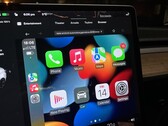 A interface Apple CarPlay neste Modelo 3 Tesla é transmitida a partir de uma Raspberry Pi rodando em uma versão personalizada de Android (Imagem: Michał Gapiński)