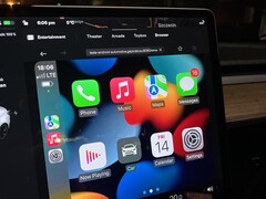 A interface Apple CarPlay neste Modelo 3 Tesla é transmitida a partir de uma Raspberry Pi rodando em uma versão personalizada de Android (Imagem: Michał Gapiński)