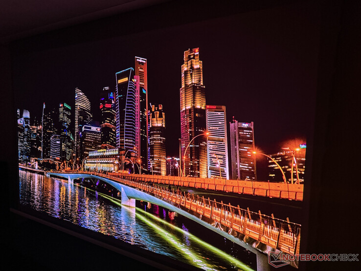 A qualidade de imagem do Valerion VisionMaster Max em uma sala escura é impressionante