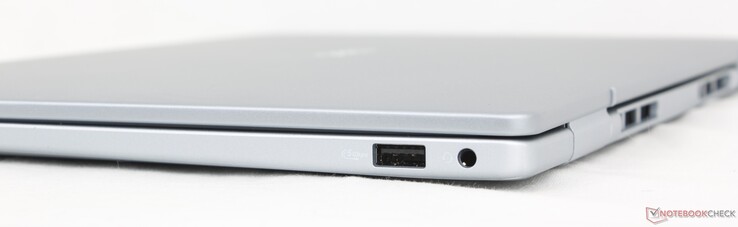 Direito: USB-A 3.2 Gen. 1, fone de ouvido de 3,5 mm