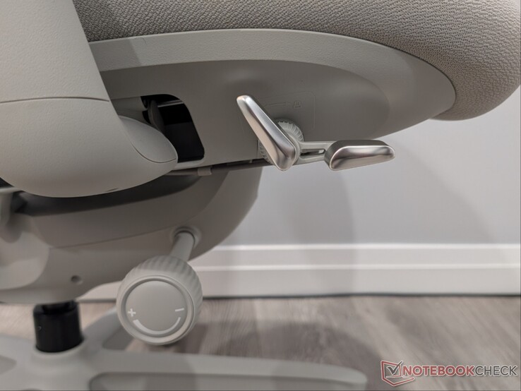 Reclinação, ajuste de altura do assento e botão de tensão do encosto.