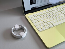 Na Europa, o senhor só recebe um cabo USB na caixa.