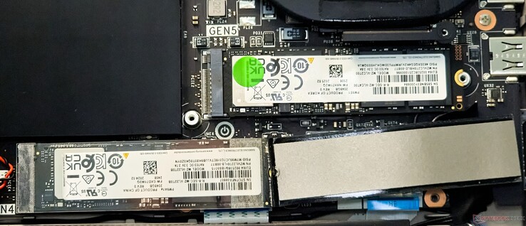 O Titan 18 HX AI possui 1 slot PCIe Gen5 e 3 slots PCIe Gen4 NVMe