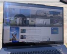 A tela extrabrilhante do Lenovo Pro 9 16 Aura é mais utilizável em ambientes externos quando comparada a outros laptops