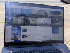 A tela extrabrilhante do Lenovo Pro 9 16 Aura é mais utilizável em ambientes externos quando comparada a outros laptops