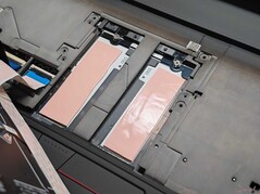 Dois slots de SSD adicionais abaixo do teclado