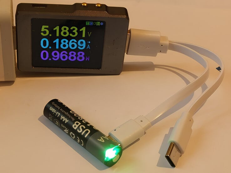 Carregamento a 0,99 W. A essa taxa, uma bateria de 13.800 mAh e 1,5 V levaria 20 horas para carregar. Imagem ampliada com iloveimg.com