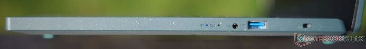 Direita: LEDs indicadores, conector de áudio de 3,5 mm, USB-A 3.2 Gen1, Nano Kensington