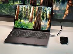 O polêmico entalhe no MacBook Pro poderá em breve ser coisa do passado (Fonte da imagem: Notebookcheck)