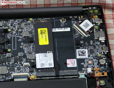 Espaço para um segundo SSD M.2, a RAM é soldada e não pode ser atualizada.