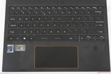 Layout do teclado com retroiluminação branca de uma zona. Todos os símbolos chave são acesos quando a luz de fundo está ativa