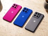 O Moto G77 Power vem com um painel traseiro nas cores rosa, azul ou cinza.