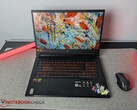 O Acer Nitro V 17 com cartões SD em sua base