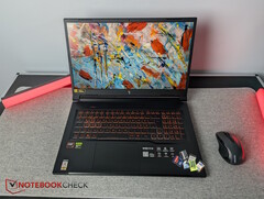 O Acer Nitro V 17 com cartões SD em sua base