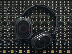 O Nothing Headphone (1) Pro combina três drivers por ouvido com ANC adaptativo e até 68 horas de autonomia.