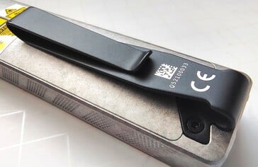 A lanterna Olight ArkPro Stars & Stripes vem com um clipe de metal resistente.