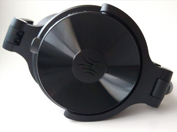 Microfone próximo ao logotipo. (Fonte da imagem: Notebookcheck)