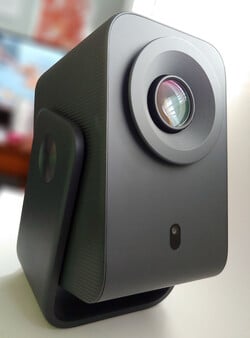 O TCL C1 é um projetor simples de usar com configuração automática de imagem. (Fonte da imagem: Notebookcheck)