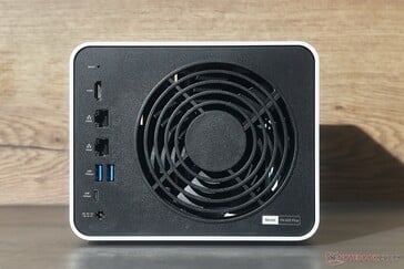 Os modelos TerraMaster F4-425 Plus e Pro têm aparência idêntica.