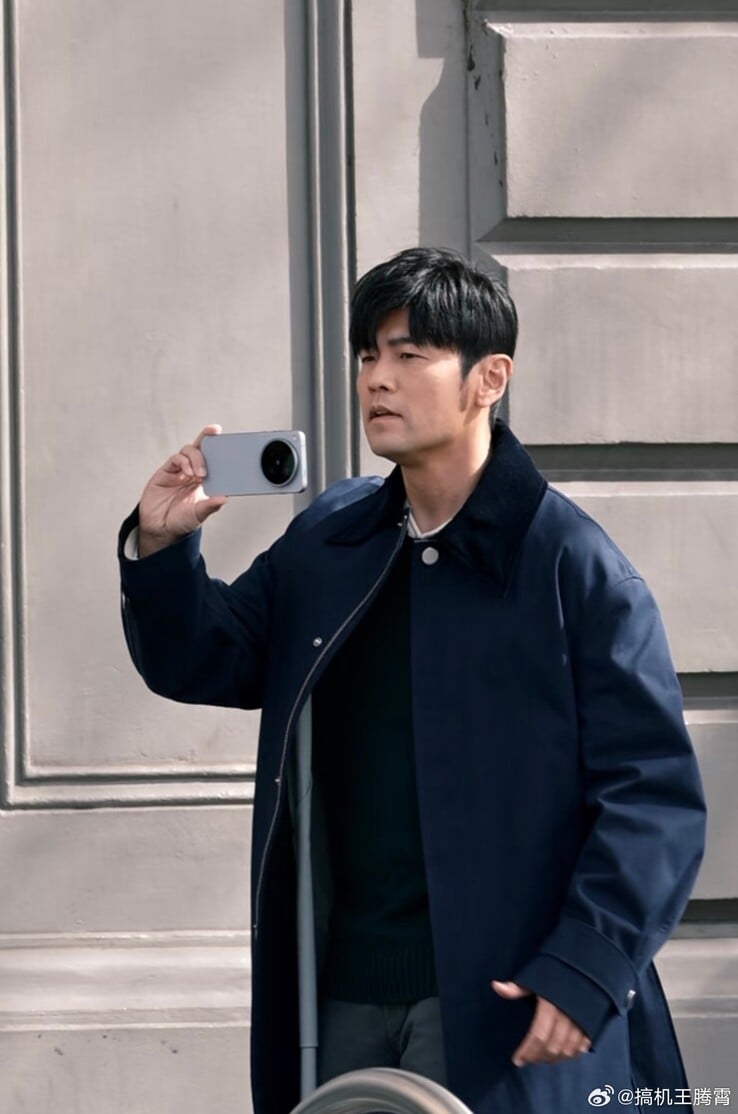 O X500 Pro Max nas mãos de Chou para uma sessão de fotos publicitária