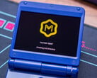 O Anbernic RG34XX SP executando o muOS Pixie. (Fonte da imagem: Retro Handhelds)