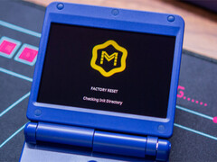 O Anbernic RG34XX SP executando o muOS Pixie. (Fonte da imagem: Retro Handhelds)