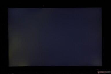 Sangramento de luz de fundo irregular leve-moderado nos cantos inferiores