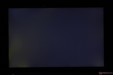 Sangramento de luz de fundo irregular leve-moderado nos cantos inferiores