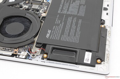 Total de 6 alto-falantes integrados (2x tweeters de disparo ascendente, 4x woofers)