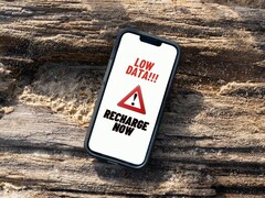 tela do iPhone mostrando uma mensagem de aviso persistente de baixa recarga de dados. (Fonte da imagem: Arpit Brandings via Pexels, modificado)