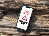 tela do iPhone mostrando uma mensagem de aviso persistente de baixa recarga de dados. (Fonte da imagem: Arpit Brandings via Pexels, modificado)