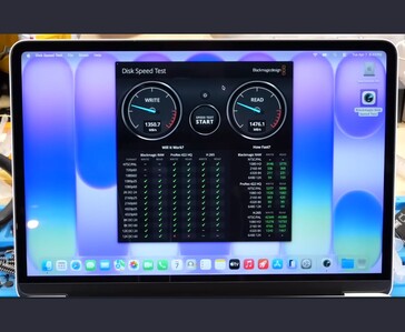 MacBook Neo exibindo os resultados do Blackmagic Disk Speed Test com velocidades de gravação de ~1350 MB/s e de leitura de ~1476 MB/s no SSD padrão de 256 GB