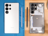O S24 Ultra (à esquerda) vs. o S25 Ultra. (Fonte da imagem: PhoneRepairGuru via YouTube)