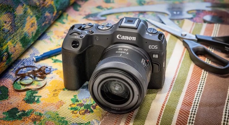 A sucessora da Canon EOS R8, na foto, terá um design retrô.