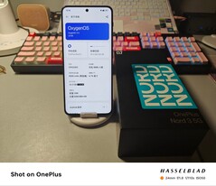 ...foi supostamente fotografado com uma atualização da câmera traseira em comparação com o Ace 2V. (Fonte: MlgmXyysd via Twitter)